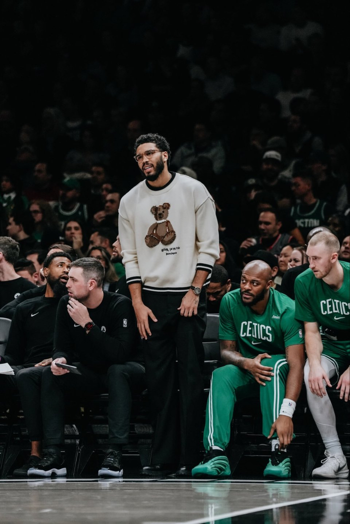 湖人鏖战凯尔特人,拉文带队取胜 湖人鏖战凯尔特人,拉文带队取胜