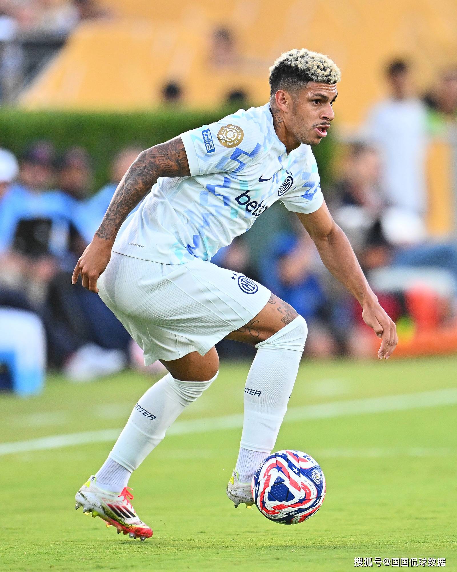 开云体育官方网站-国际米兰中后卫严防死守，守住三分