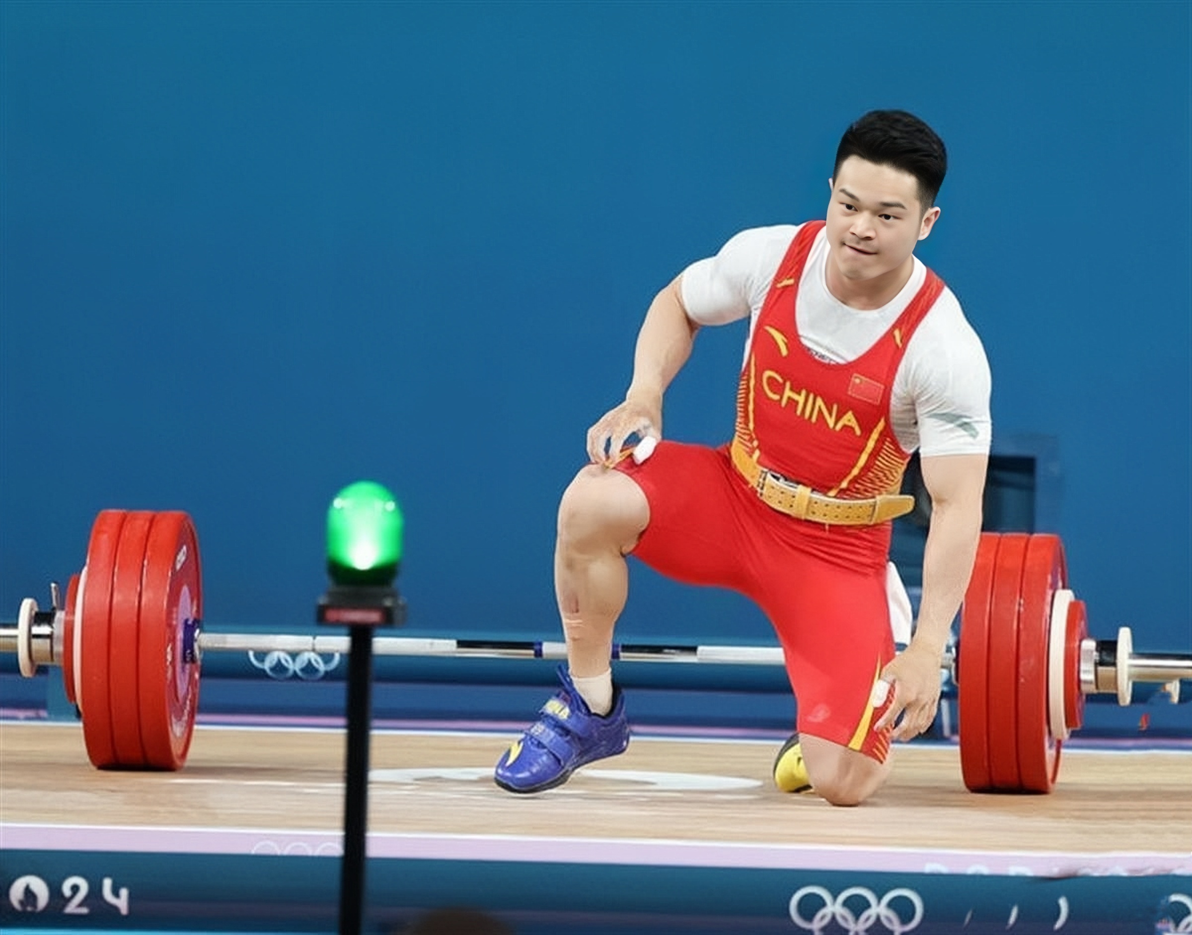 开云足球直播-比赛场上球员如战将般勇猛，奋勇争先