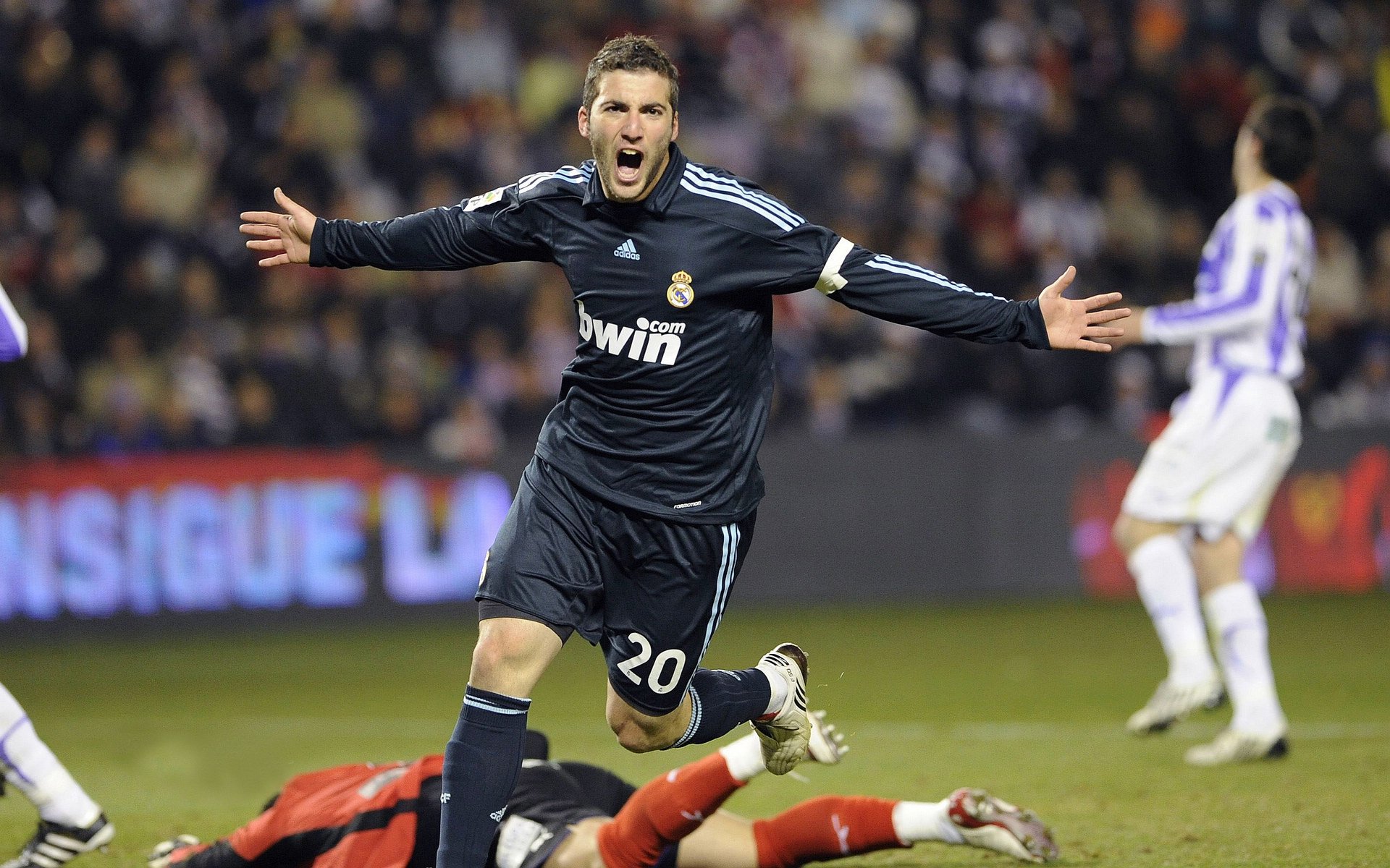 开云体育平台APP-马丁内利完美发挥引爆全场，塞维利亚力克加拿大劲旅晋级淘汰赛